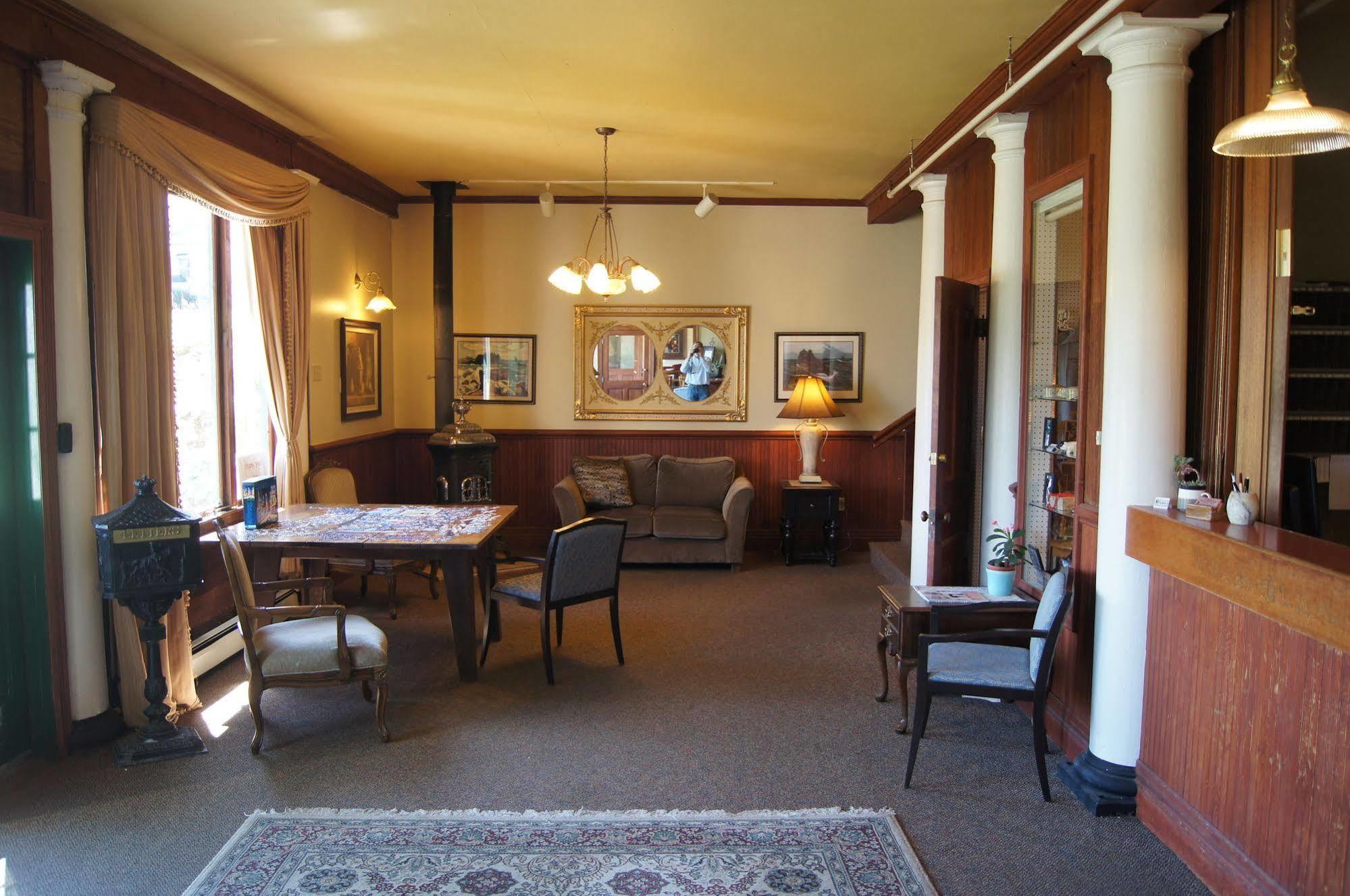 Hotel Halsingland Haines Exteriör bild